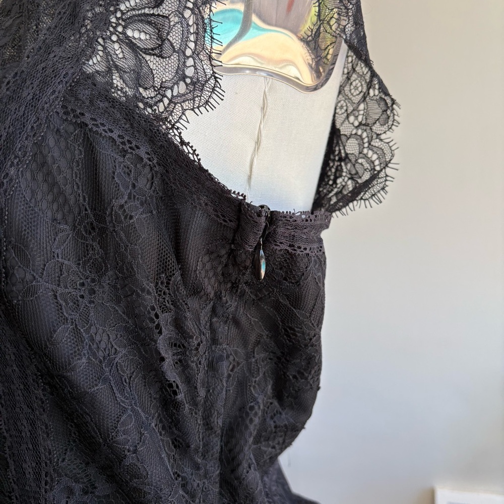 Elegant Black Lace Sleeveless Top - Picture 3 of 5